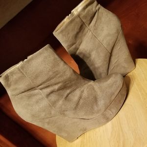 ALDO 7.5 tan wedge booties
